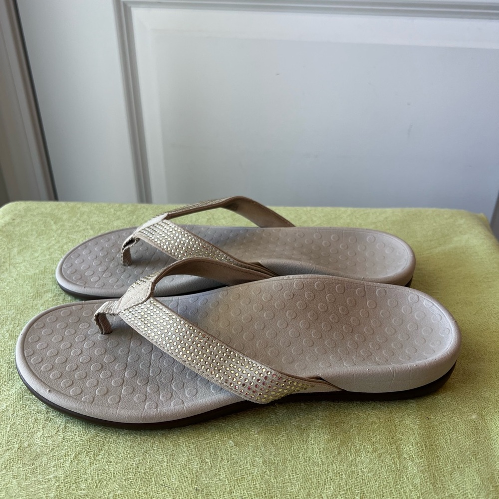 Vionic Rhinestone Strap Beige Flip Flop Sandals. Size 10